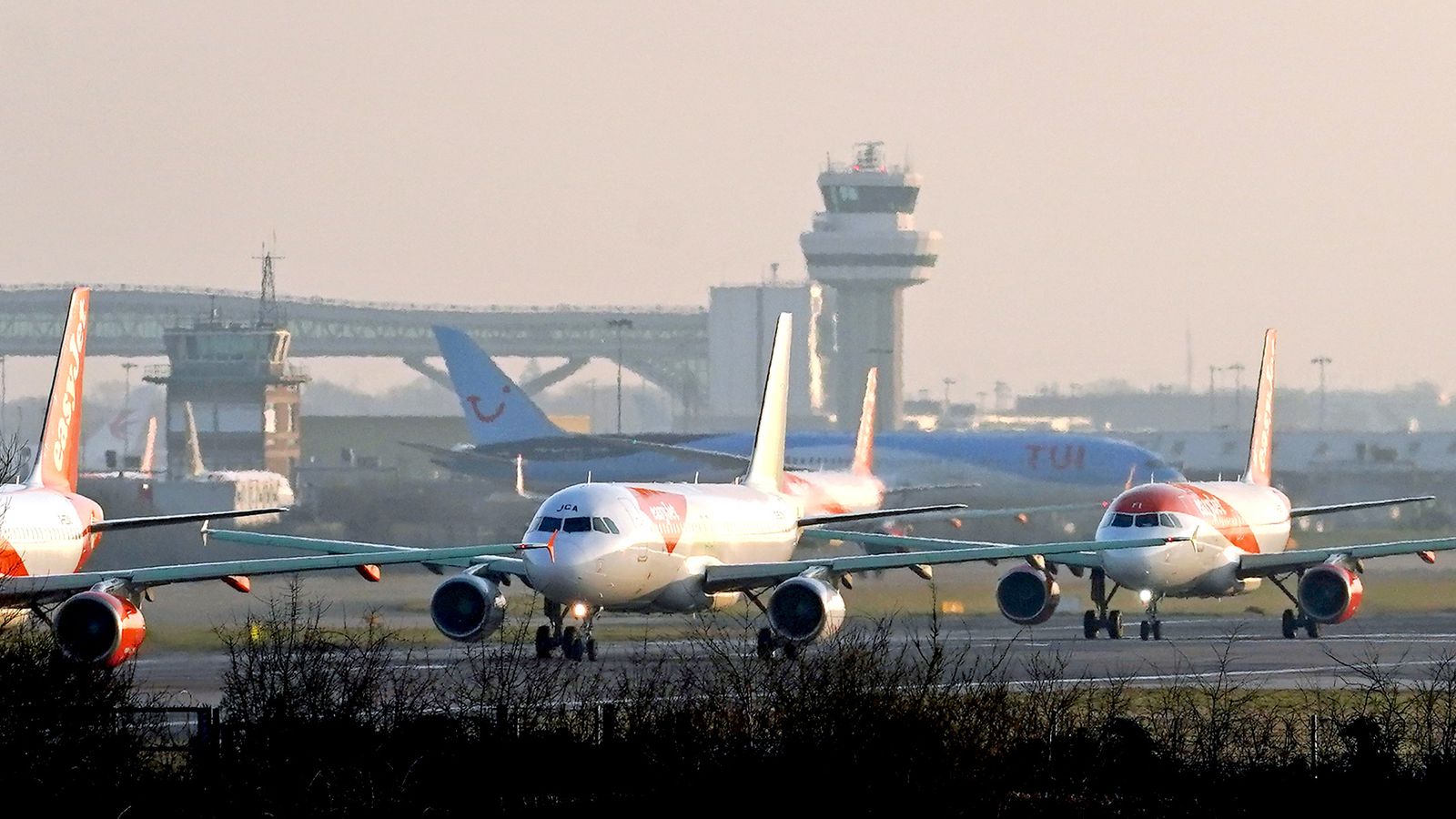 UK flights resume after glitch – as airlines criticise ‘outrageous’ disruption | UK News